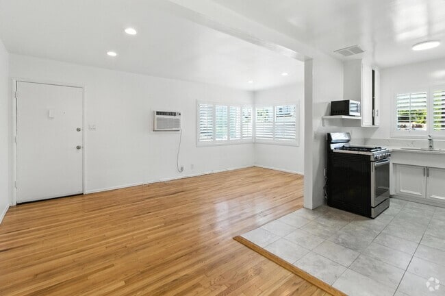 Building Photo - 14205 Moorpark St Rental