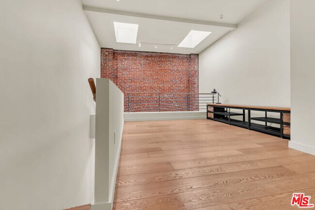 Photo - 940 E 2nd St Unit 29