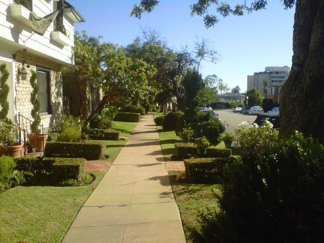 Building Photo - 1256 Devon Ave Unit 1