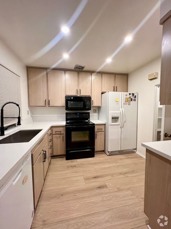 Building Photo - 10335 Larwin Ave Rental