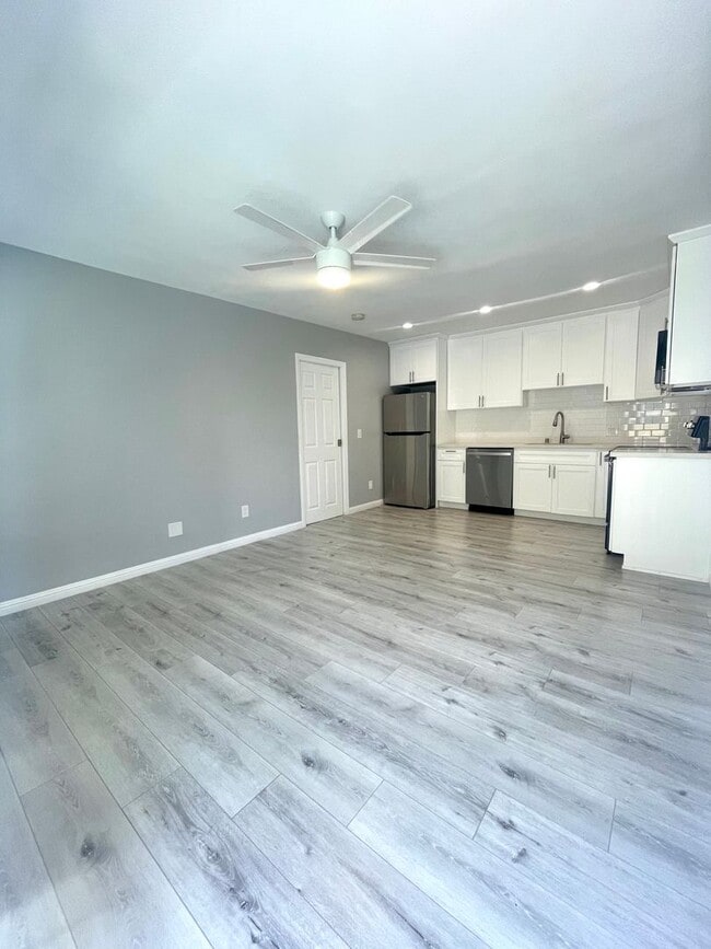 Building Photo - Fully Remodeled Modern 1 Bed / 1 Bath Apartment in Quiet Redondo Beach Complex Unit #6