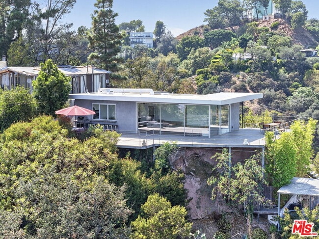 Building Photo - 9012 Crescent Dr