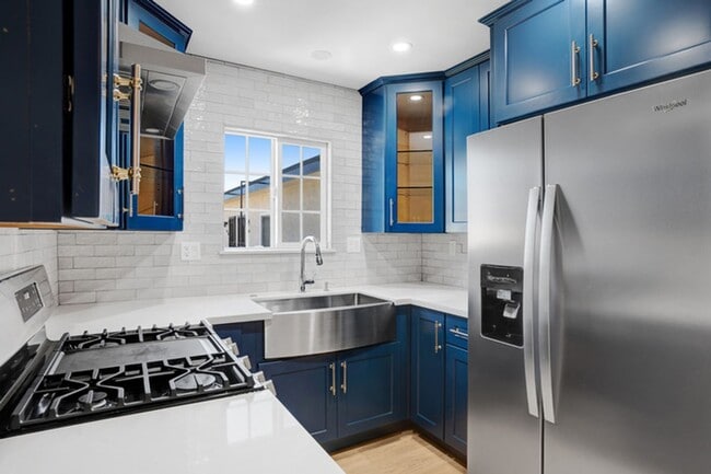 Building Photo - Fully Renovated 2 Bed / 2 Bath Upstairs Unit 3