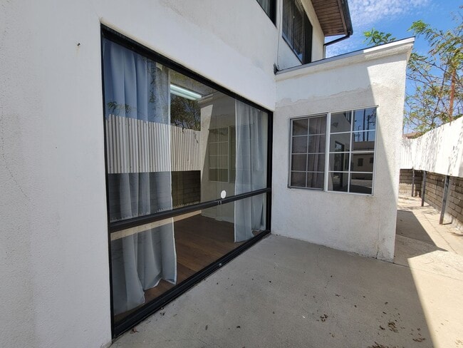 Building Photo - 5165-5165 1/2 Santa Monica Blvd Unit 5165 1/2  B