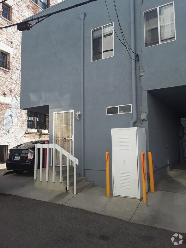 Building Photo - 19 Ozone Ave Unit 19 ½ Rental