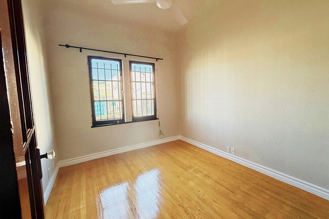 01-Bedroom - 632 N Sycamore Ave