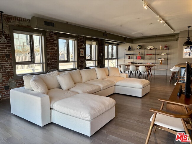 Building Photo - 527 Molino St Unit 401