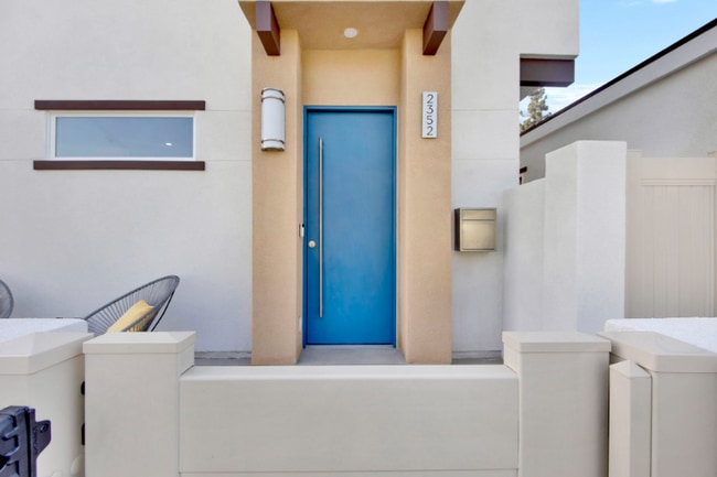 Building Photo - 2352 E Poppy St