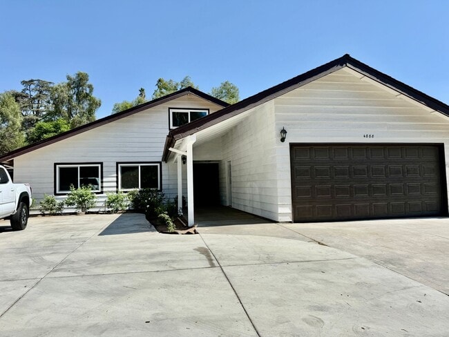 Building Photo - Large Single Story Home w/Loft