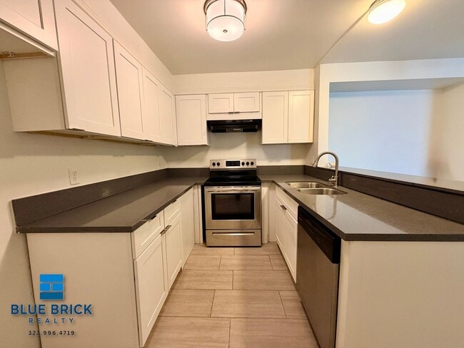 Building Photo - 12325 Chandler Blvd Unit 208