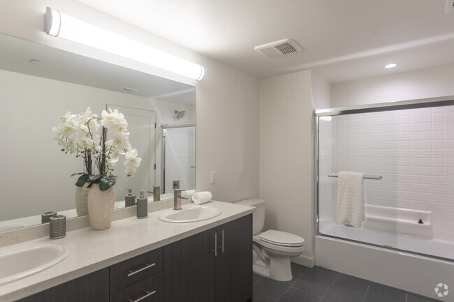 2BR,2BA-900SF- Bathroom - 12203 Moorpark St. Studio City 91604