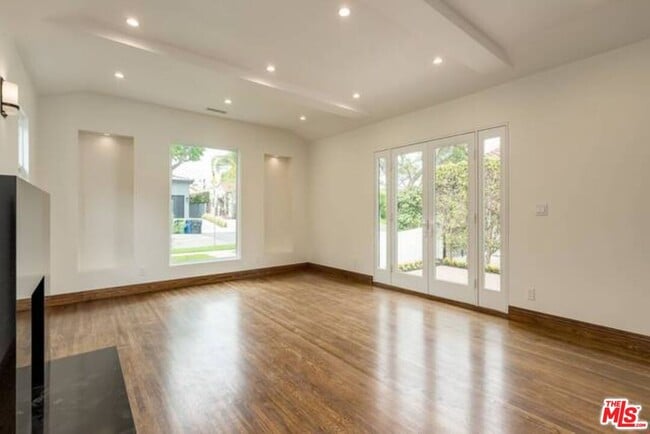 Photo - 10634 Wellworth Ave