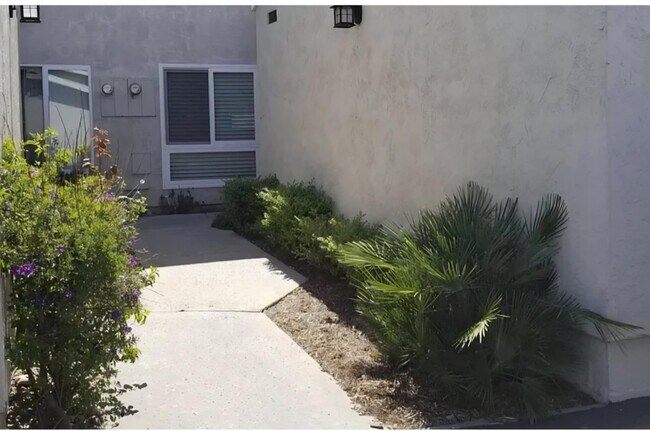 entry - 44553 La Paz Rd