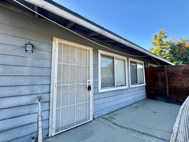 Building Photo - AVAILBLE NOW!! 2 Bed / 1 Bath Apartment in... Unit 03