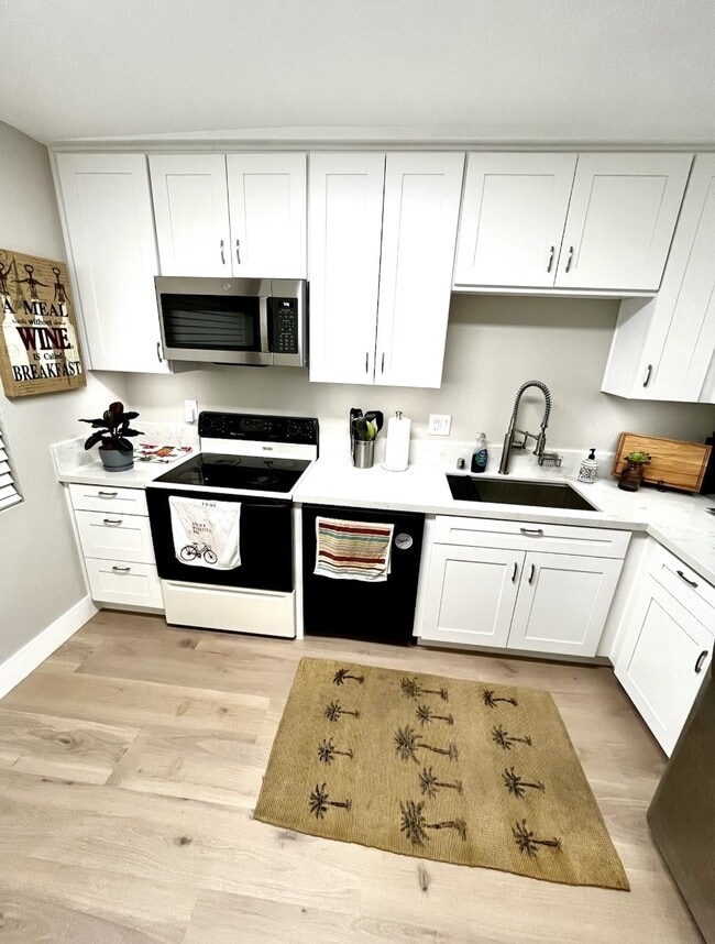 Kitchen - 6824 Hyde Park Dr Unit E