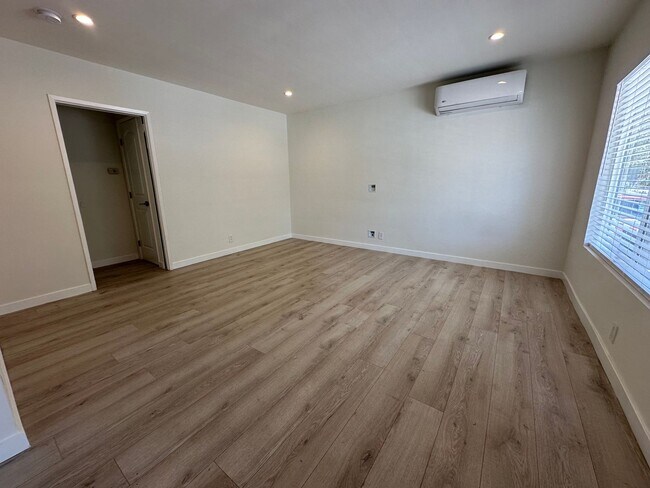 Photo - 7000 Glade Ave