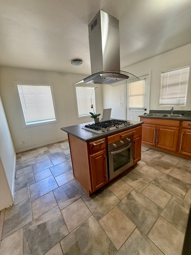Photo - 22122 Saticoy St