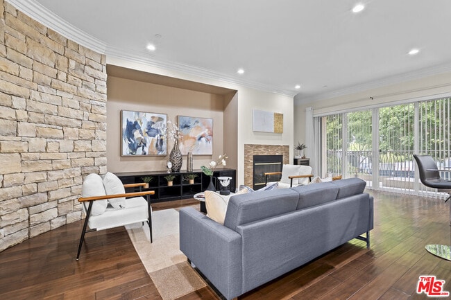 Building Photo - 4848 Wilshire Blvd Unit 102