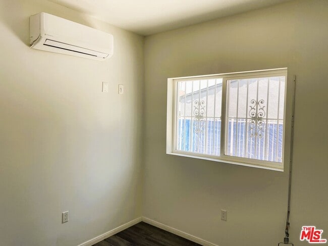 Photo - 1106 W 91st St