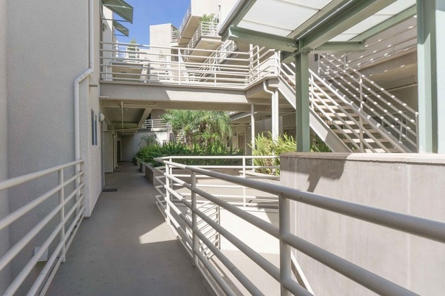 Building Photo - 2905 Montrose Ave Unit 410