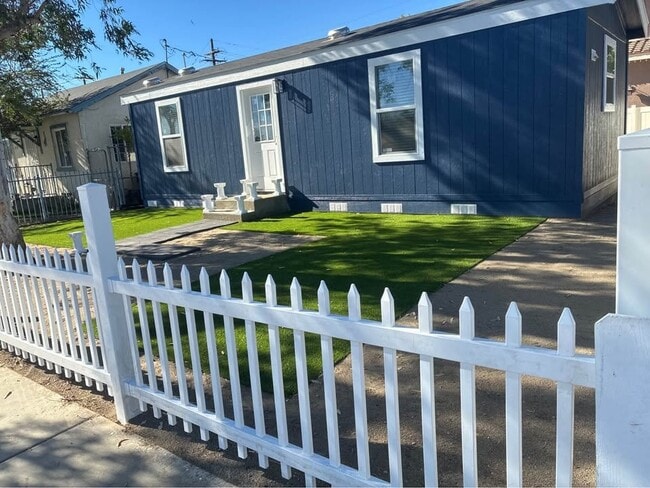 Photo - 435 E 5th St