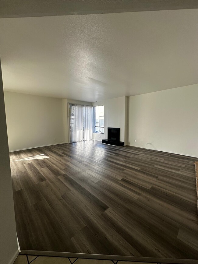 Building Photo - 4343 Whitsett Ave Unit 103