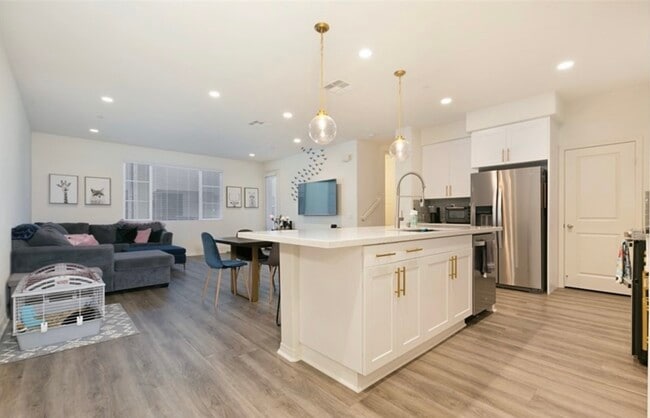 Photo - 931 E Drapery Ln