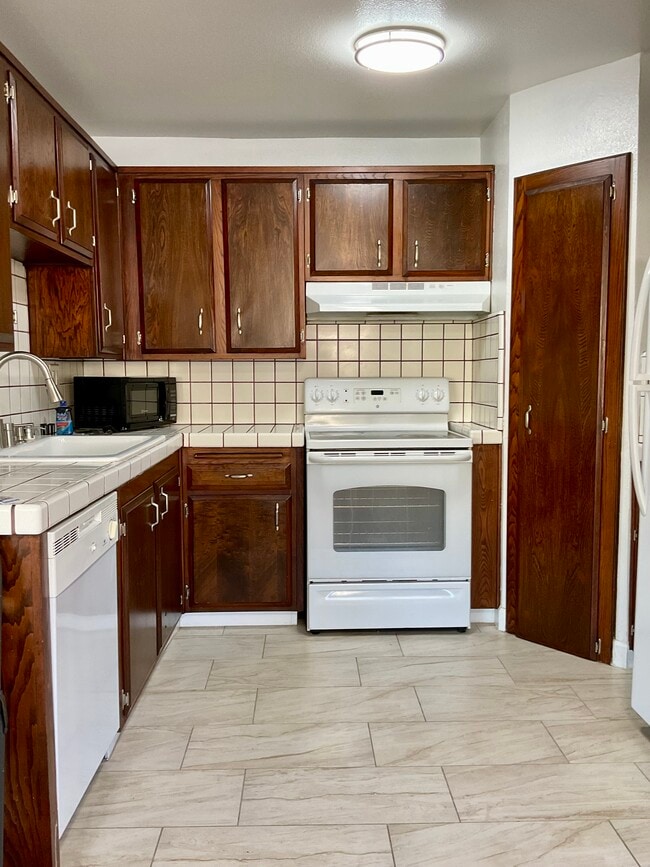 Photo - 18555 Collins St Unit C24