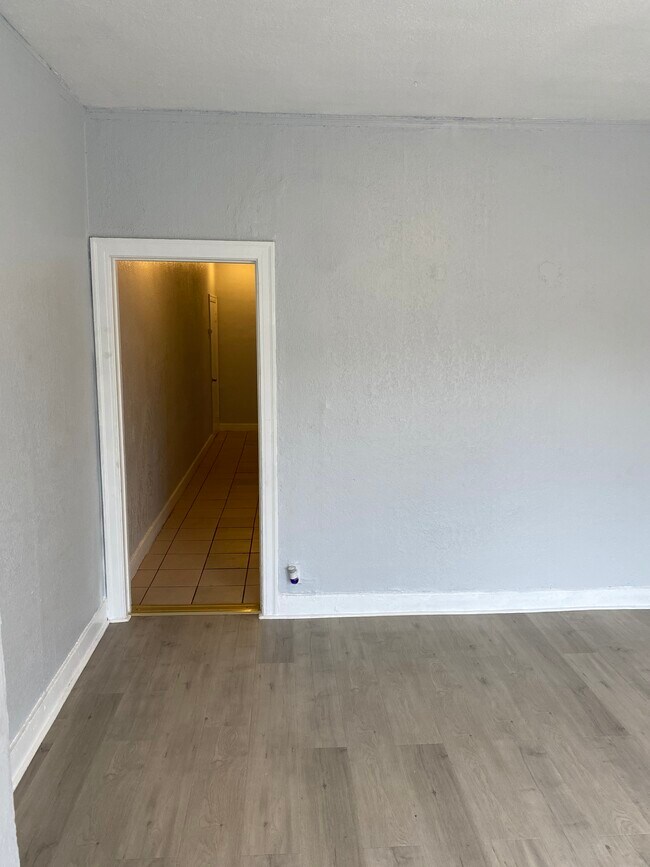 Photo - 813 W 43rd St