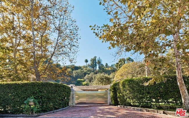 Photo - 1525 Old Oak Rd