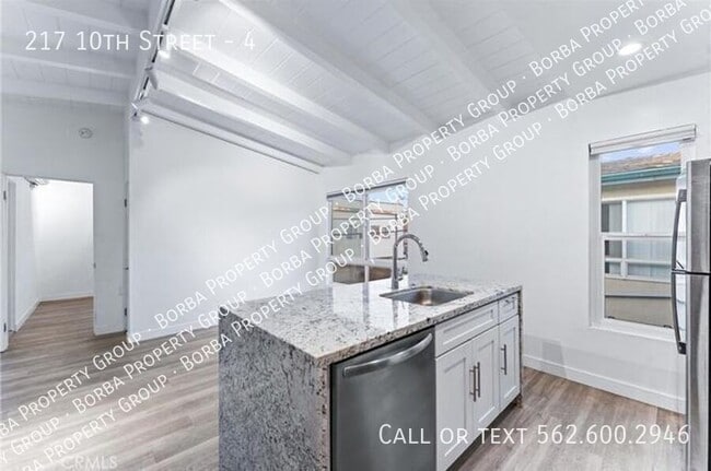 Building Photo - 217 10th St Unit 4