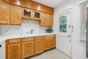1BR, 1BA - 775SF - Kitchen - 342 N Oakhurst Dr