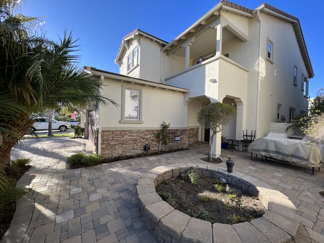 Courtyard Entry - 4353 Waterside Ln