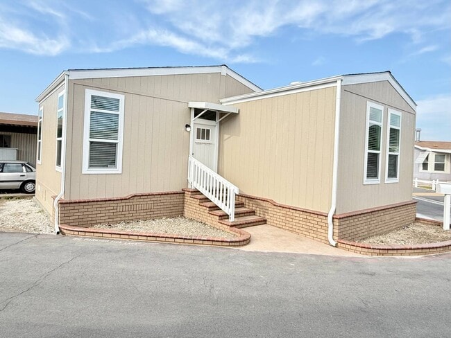 Building Photo - 41 Spruce Via