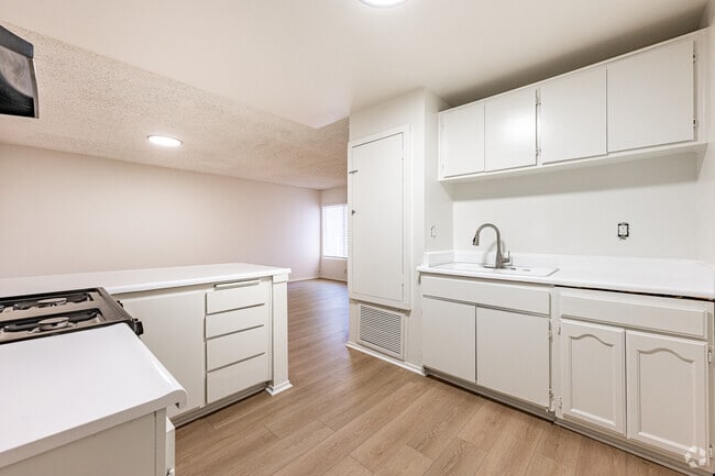 1BR, 1BA, - 515SF - Kitchen - 601 North East End Ave