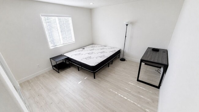 Photo - 305 N College St