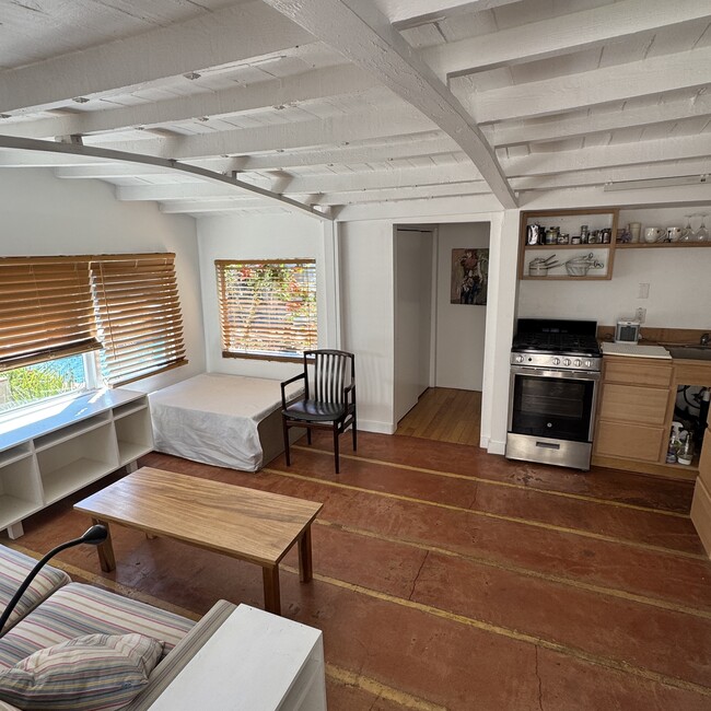 Building Photo - 3633 Mountain View Ave Unit A