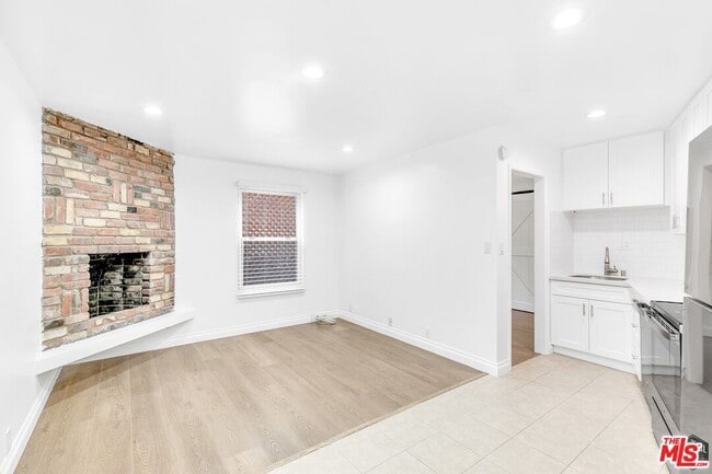Photo - 2029 Cloverfield Blvd Condo Unit B