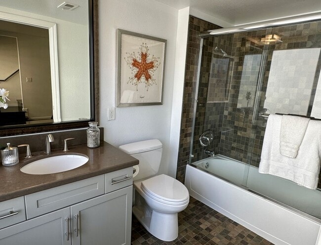 Photo - 7320 Hawthorn Ave Unit 300