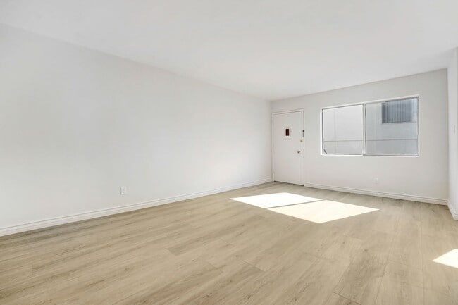 Photo - 1550 S Saltair Ave Unit 7