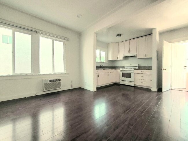 Kitchen - 960 S Kingsley Dr Unit 960