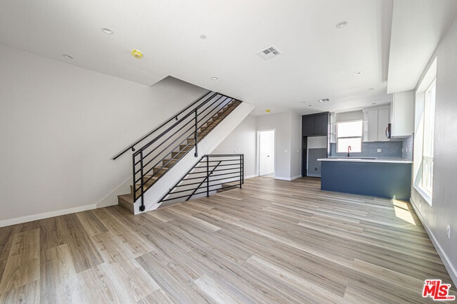 Photo - 6702 Balboa Blvd Unit 1