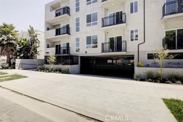 Building Photo - 14810 Delano St Unit 204