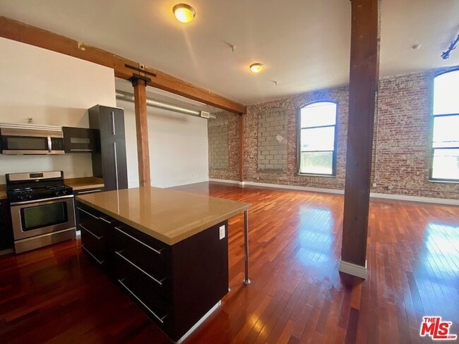 Building Photo - 652 Mateo St