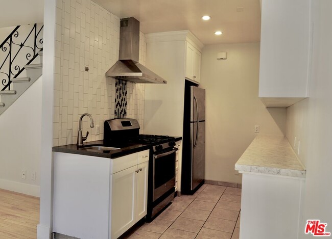 Photo - 4423 Cahuenga Blvd