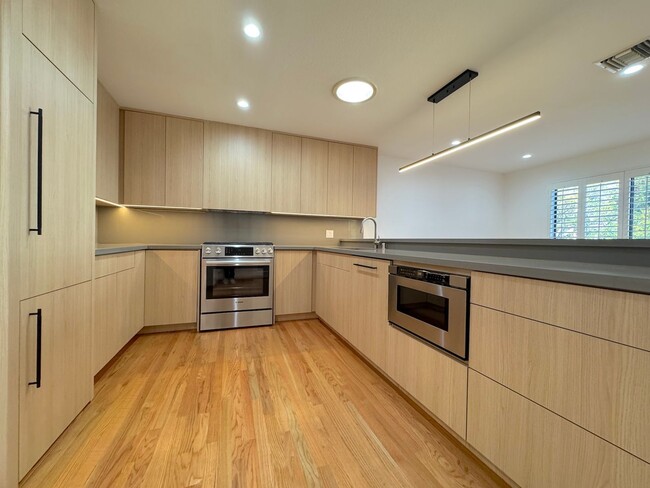 Building Photo - Modern 2-Bed, 2-Bath Residence in Prime West Hollywood Unit 2