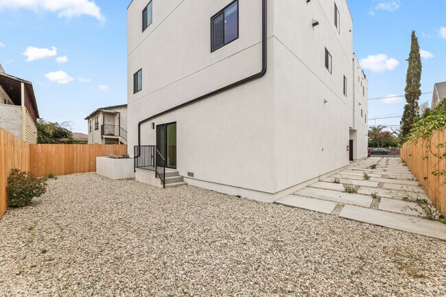 Photo - 438 E 28th St