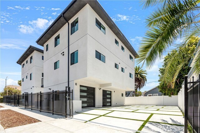 Photo - 443 N Harvard Blvd