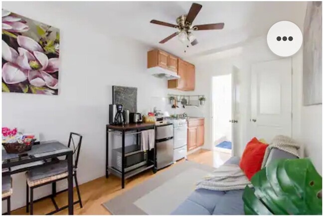 Full kitchen - 4630 Gainsborough Ave Unit 1