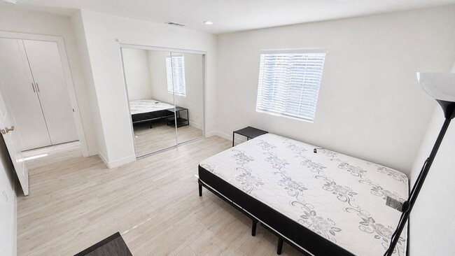 Photo - 305 N College St